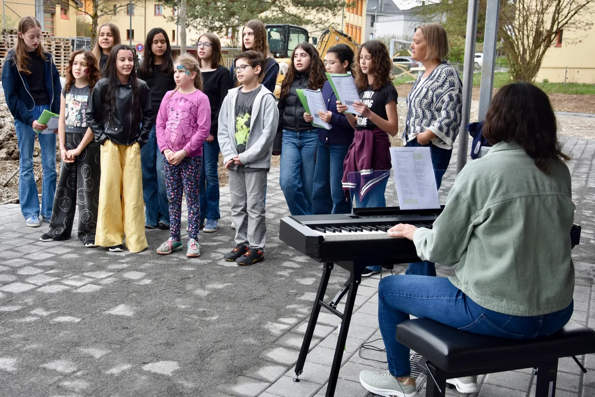 Die Prtimarschulpflege Dübendorf lud am Freitag, v10. April 2026, zum feierlichen Akt auf dem Areal des neu erstellten Schulhauses.
